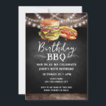 Convite para aniversário de 40 anos de Aniversário<br><div class="desc">Convites de CHURRASCO de aniversário. É fácil personalizar. Todo o texto é ajustável e fácil de mudar para as necessidades do seu próprio partido. Elementos de fundo rusticados das luzes de string. Diversão Chalkboard espirra e floresce. Hambúrguer de aquarela e gráficos de hotdog. Convites para ele. design de aniversário de...</div>