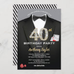 Convite para aniversário de 40 anos de Casino. Pre<br><div class="desc">Todo o texto é editável,  exceto o "40º" Você pode personalizá-lo para dizer Festa de aniversário / Celebração de aniversário,  etc. Fato formal preto-e-branco e arco com cartões de jogo e dados.
Receba este convite de na moda agora!</div>