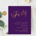 Convite para aniversário de 40 anos de script em o<br><div class="desc">Um convite moderno e na moda para uma festa aniversário de 40 anos. Um fundo de cor púrpura e a palavra quarenta escrita com letras elegantes e grandes em dourado falso. Personalize e adicione um nome e detalhes da parte. 1 folha = 1 convite impresso de borda a borda.</div>
