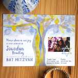 Convite para Bat Mitzvah da Árvore da Vida<br><div class="desc">Honre o seu Bat Mitzvah com um design de árvore glitrista amarelo e azul. Os convites exibem uma foto com uma estrela incrível de David. Transfira este design para outra placa ou decoração da parte. Personalize facilmente o texto e reposicione-o!</div>