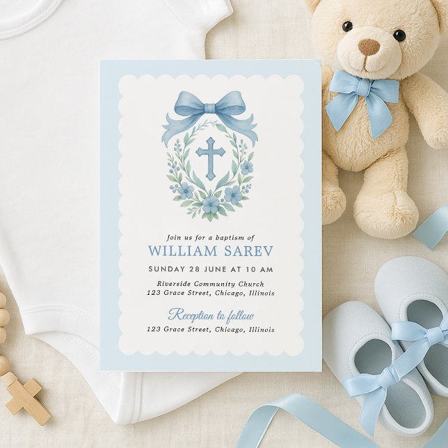 Convite para Batismo de Arco Azul Elegante para Me (Baby boy baptism invitation with floral wreath and blue bow – flat lay with shoes and teddy)