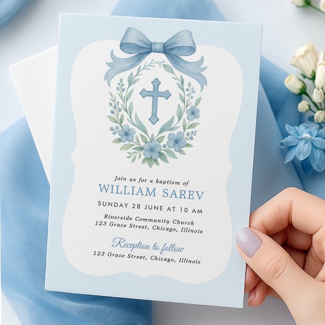 Convite para Batismo do Arco Azul com Cruz (Boy baptism card with blue bow and cross wreath – hand holding scalloped design)