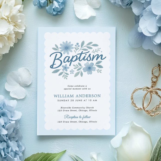 Convite para Batismo Floral Azul Elegante (Scalloped edge baptism card with blue florals – hand holding with ribbon and envelope)