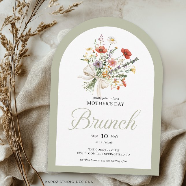 Convite para Brunch do Dia das Mães com Buquê Flor (Arched shape invitation shown in 5x7 in. Choose size, paper, and corner style.)