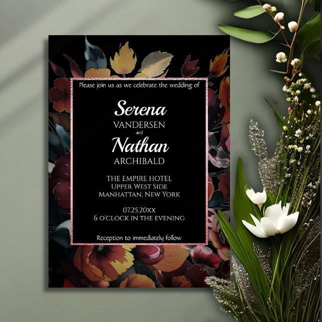 Convite para Casamento Clássico Dourado de Flores  (Modern floral wedding invitation featuring a rose gold shiny border with plum floral colors on black)