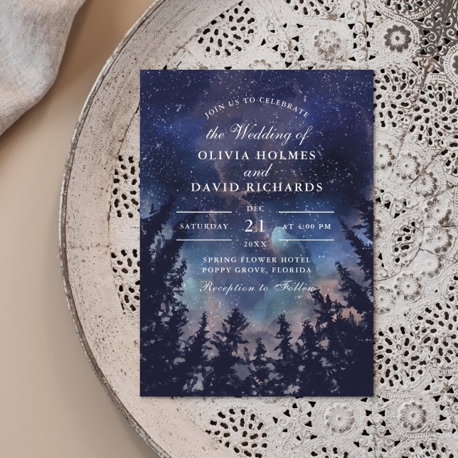 Convite para Casamento de Floresta da Noite Estela (Starry Night Forest Wedding Invitation on a neutral boho plate.)