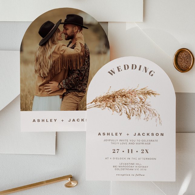 Convite para Casamento de Grass de Pampas Archadas (Boho Arched Pampas Grass Wedding Invitation, Warm Cream, Bohemian, Watercolor Pampas Grass, Brown)