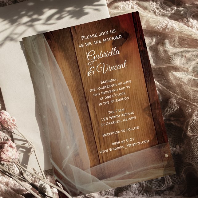 Convite Para Casamento De Madeira Do Bridal Veil B (Invite guests to your rustic marriage ceremony with the Bridal Veil & Barn Wood Wedding Invitation.)