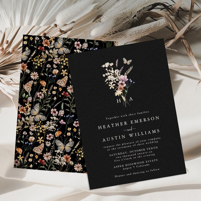 Convite para Casamento de Monograma Negro (Floral Monogram Black Boho Wedding Invitation with Butterfly by Painted Paperie)