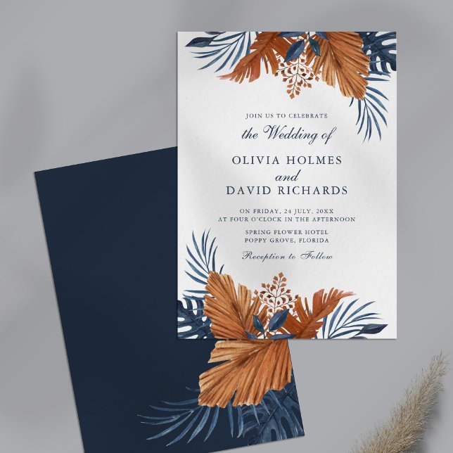 Convite Para Casamento De Monstera Azul À Meia-Noi (Midnight Blue Monstera Wedding Invitation on a table.)