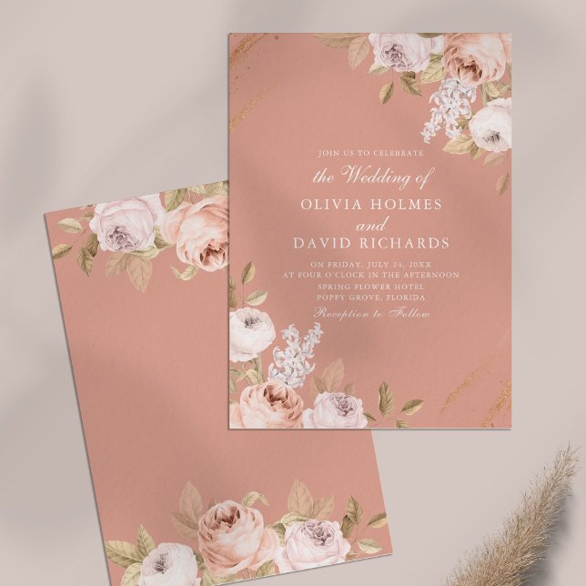 Convite para Casamento de Penas Rosa Elegante (Elegant Pink Peony Wedding Invitation on table.)