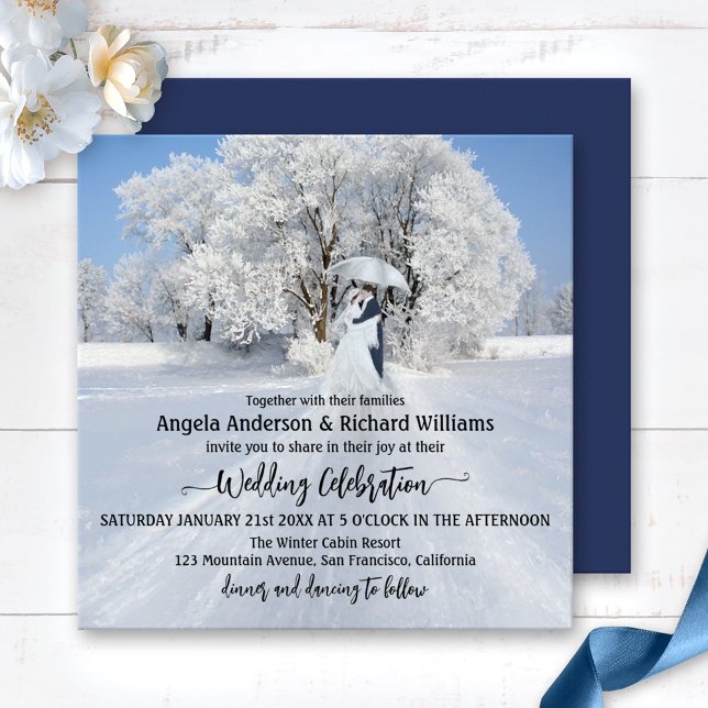 Convite para Casamento Painterly Winter Wonderland (Romantic wedding invitation with a painting of a couple with an umbrella in a snow covered landscape)