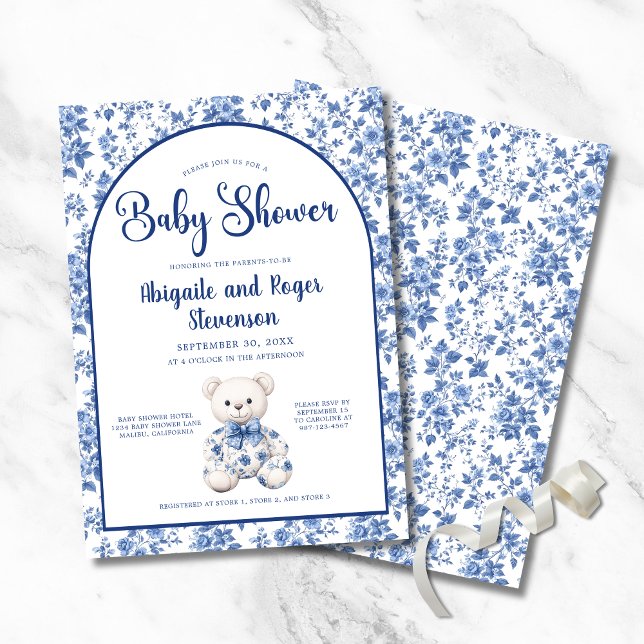 Convite para Chá de fraldas Azul Elegante (Elegant Blue Toile Baby Shower Invitation with Toile Bear, Couple Names, Parents to Be or Mom to Be.)