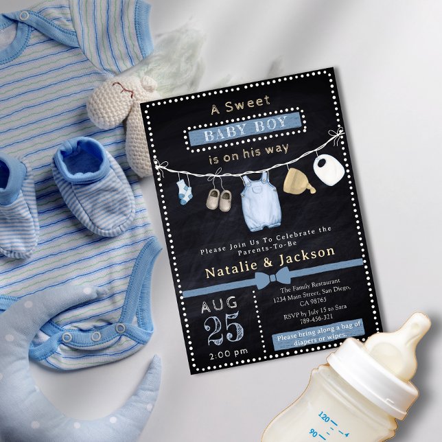 Convite para Chá de fraldas de Roupas do Chalkboar (Chalkboard Boy Clothes Baby Shower Invitation)
