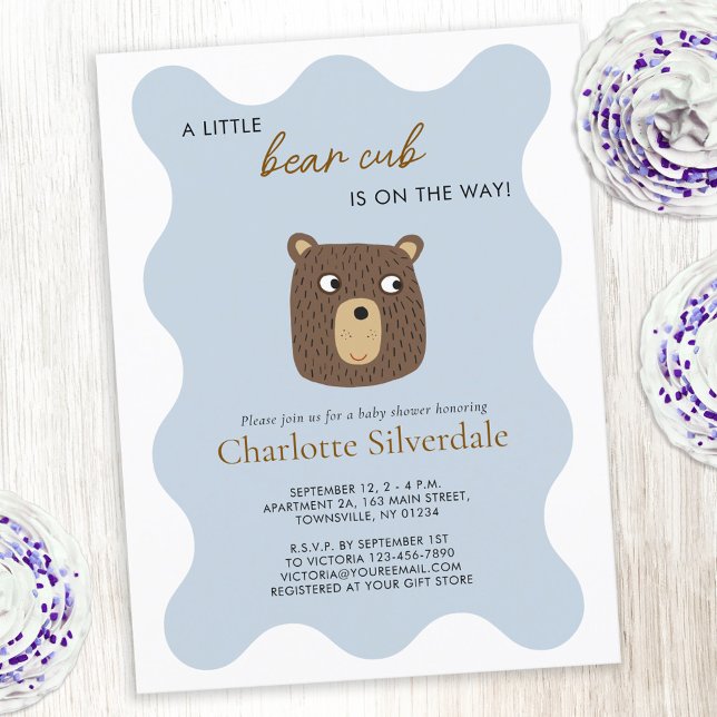 Convite para Chá de fraldas de Urso Pequeno (Cute little bear cub personalized custom text baby shower invitation postcard)