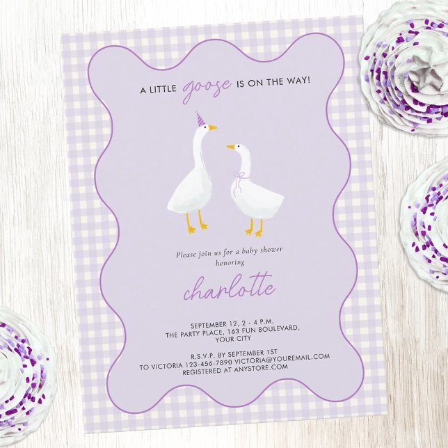 Convite para Chá de fraldas Lilac de Gingham Gingh (A little goose is on the way cute geese themed pastel lilac purple gingham check baby shower invite)