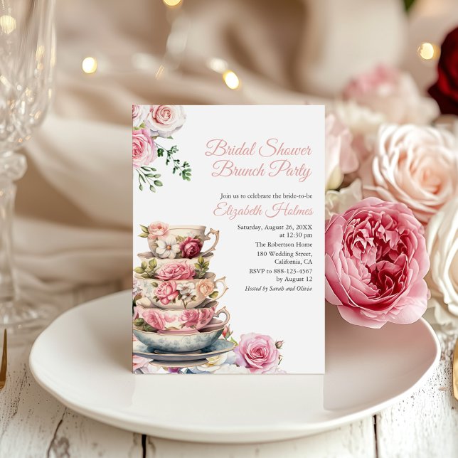 Convite para Chá de Lanche de Noivado Rosa Bege (Blush Pink Floral Teacup Bridal Shower Brunch Invitation on a table with white and pink peonies)