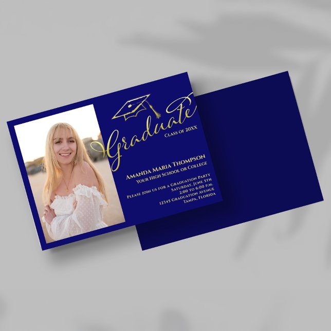 Convite para Festa de Formatura Blue Gold Script P (Navy blue and gold script graduation photo invitation with cap illustration and elegant typography.)