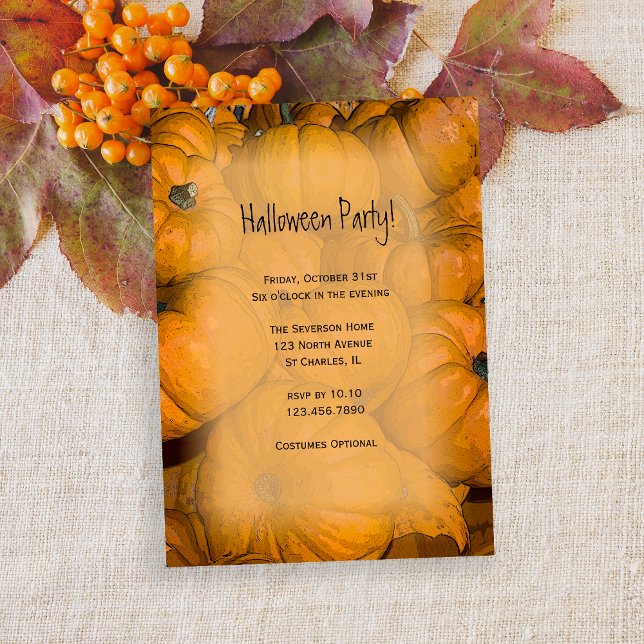 Convite para Festa de Halloween de Pumpkins Laranj (Invite friends to your Halloween gathering with this cute orange pumpkin invitation.)