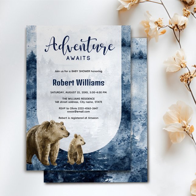 Convite para florestas de cor d'água de urso-mãe e (Watercolor foggy forest adventure awaits baby shower invitation with mommy and baby bear)