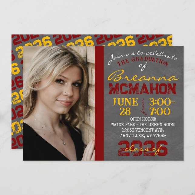 Convite para Graduação de Chalkboard Maroon e Dour (Repeating Class Year Chalkboard Graduation Photo Invitations)