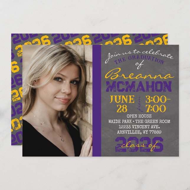 Convite para Graduação de Chalkboard Roxo e Dourad (Repeating Class Year Chalkboard Graduation Photo Invitations)