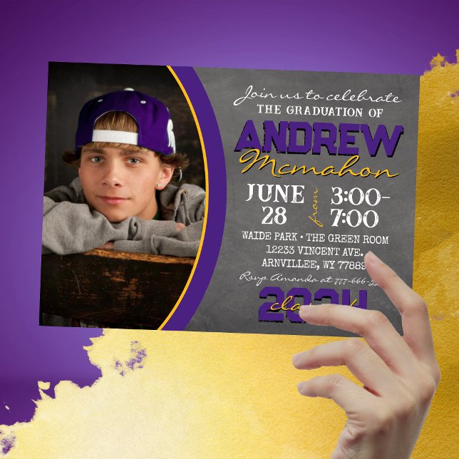 Convite para Graduação de Chalkboard Roxo e Dourad (Unique 1 Photo Purple and Yellow Gold Chalkboard Graduation Invitations)