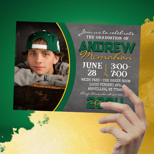 Convite para Graduação de Chalkboard Verde e Doura (Green and Gold 1 Photo Chalkboard Graduation Invitations)