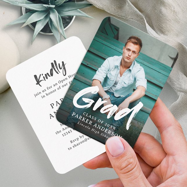 Convite para Graduação de Fotos de Script de Pince (Modern Brush Script Photo Graduation Invitation)