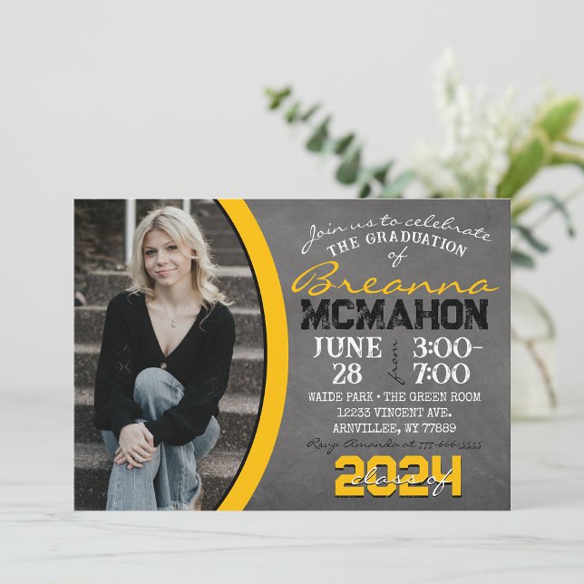 Convite para Graduação de Quadro Amarelo e Preto (Golden Yellow and Black 1 Photo Chalkboard Graduation Invitation)