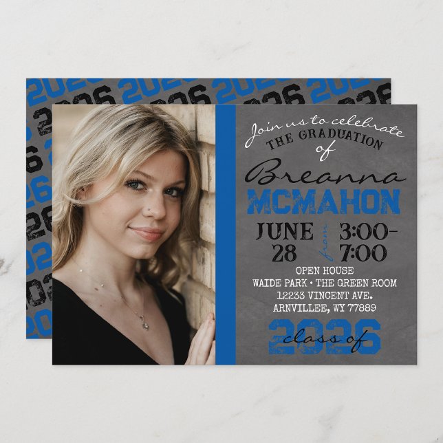 Convite para Graduação de Quadro Azul e Preto (Repeating Class Year Chalkboard Graduation Photo Invite)