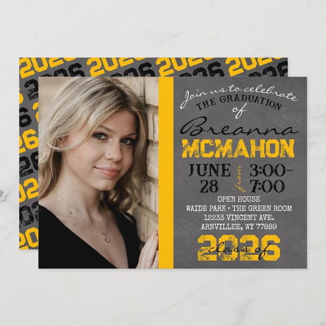 Convite para Graduação de Quadro Dourado e Preto (Repeating Class Year Chalkboard Graduation Photo Invitations)