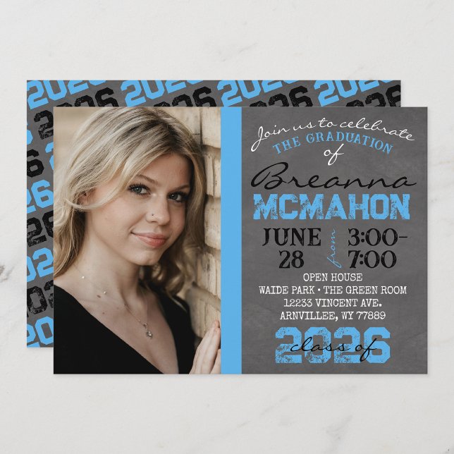 Convite para Graduação de Quadro Preto e Azul Bebê (Repeating Class Year Chalkboard Graduation Photo Invite)