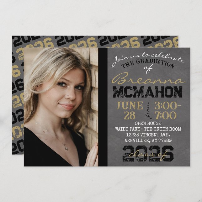 Convite para Graduação de Quadro Preto e Dourado (Repeating Class Year Chalkboard Graduation Photo Invitations)