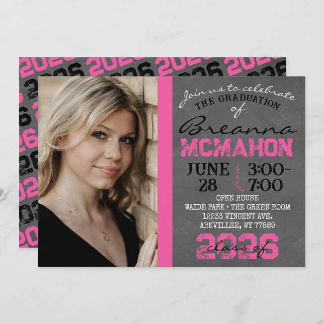 Convite para Graduação de Quadro Quente Rosa e Pre (Repeating Class Year Chalkboard Graduation Photo Invitations)