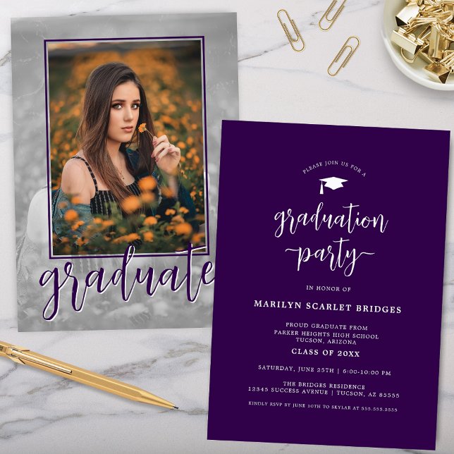 Convite para Graduação de Script de Foto de Soltei (purple graduation party invitation with modern simple script writing and single grad picture on back)