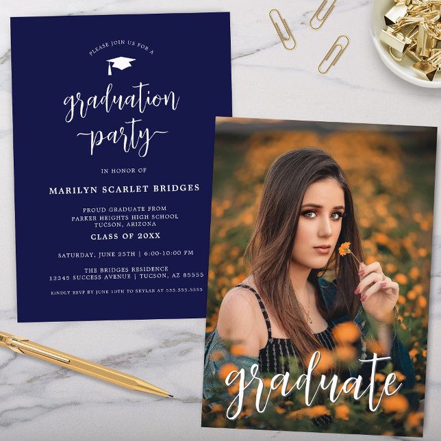 Convite para Graduação de Script Moderno Simples A (dark blue simple script modern graduation invitation for grad party at high school or college level)
