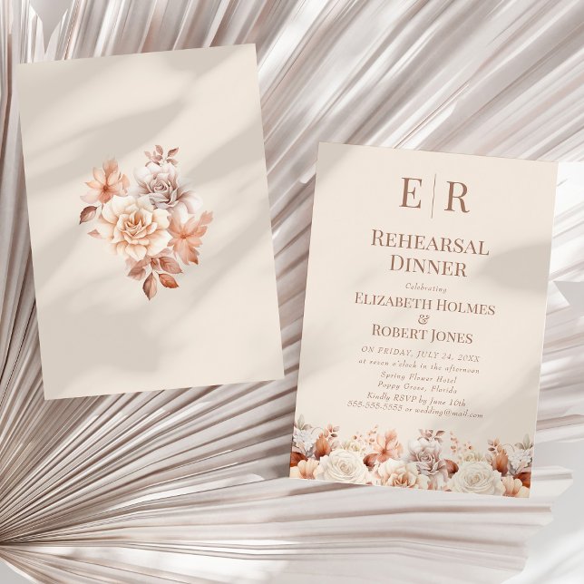 Convite para Jantar de Ensaios Bege Rosado Monogra (Rose Gold Mousse Floral Monogram Rehearsal Dinner Invitation on a sunny neutral dry palm leaf.)