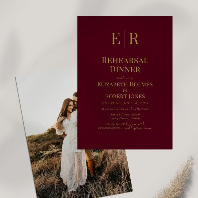Convite para Jantar de Ensaios com Monograma em Do (Burgundy Monogram Custom Photo Rehearsal Dinner Invitation on white table with dry wildflower.)