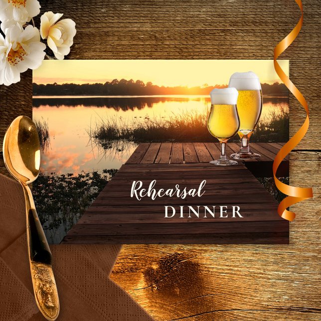 Convite para Janto de Ensaio de Cerveja Solar de o (Rehearsal Dinner invitation featuring a sunset at a lake with two beer glasses on a jetty)