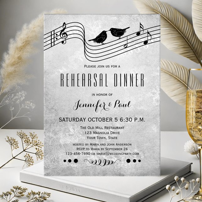 Convite para Janto de ensaio de música branca e ne (Rehearsal Dinner invitation featuring two love birds singing on wires with musical notes)