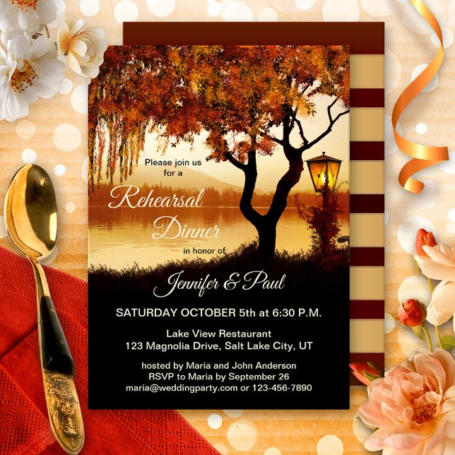 Convite para Janto de ensaio de visualização de la (Rehearsal Dinner invitation featuring a colorful autumn tree and festive lantern overlooking a lake)