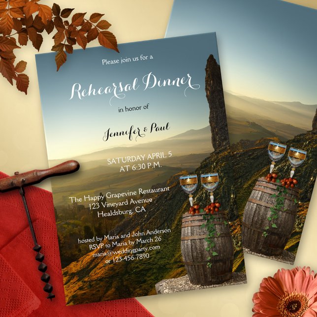 Convite para Janto de ensaio do tema Vineyard Wine (Rehearsal Dinner invitation featuring a painting of two wine glasses and grapes on a barrel)