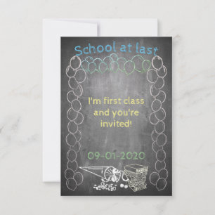 Convite para matrícula escolar no quadro negro