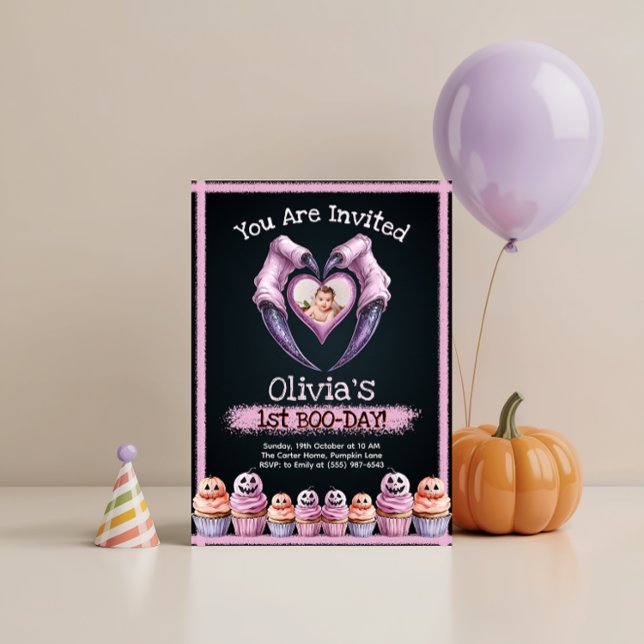 Convite para primeiro aniversario de Halloween (Cute Halloween 1st Birthday Invitation with photo template and spooky cupcakes)