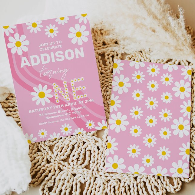Convite para primeiro aniversario Hippy Wave Daisy (Hot pink daisy 1st birthday invitation with wave and white and yellow daisy.)