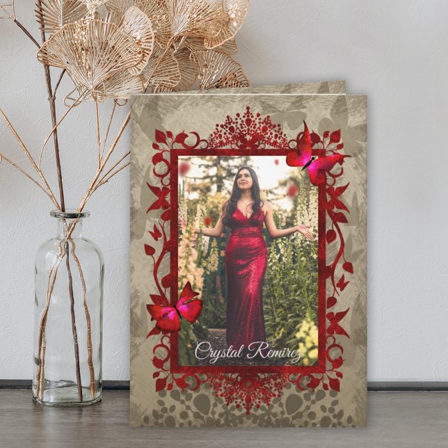 Convite para Quinceanera da Borboleta Vermelha Ele (Beige and red quinceanera invitation, antique ornate decorative red frame, red butterflies folded)