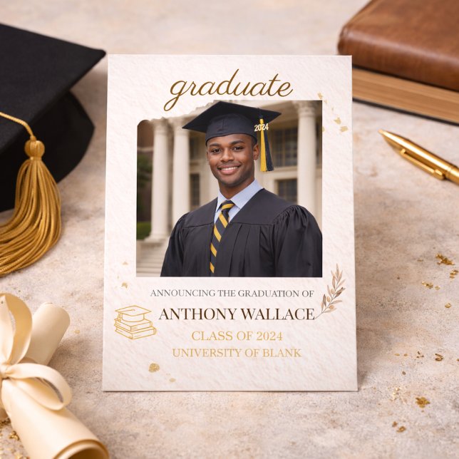 Convite para Retrato do Estudante de Ouro (Gold accented graduate portrait layout for announcing a college commencement milestone)