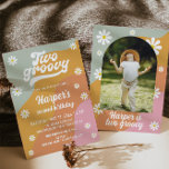 Convite para segundo aniversário Retro Daisy em Do<br><div class="desc">Este é um segundo cartão de convite de aniversário de "dois ranhuras" com uma paleta de cores retrorreflectoras. Selecione "personalizar este modelo" para editar a maioria dos textos. Se for necessário fazer mais edições, como a cor do plano de fundo, as cores do texto e mais, selecione "personalizar mais" na...</div>