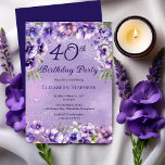 Convite Partido aniversário de 40 anos Floral dos Violetas<br><div class="desc">O violeta púrpura elegante viola o design de "Partido aniversário de 40 anos" do design floral,  apresentando um trecho floral de violetas,  de cima e de baixo,  sobre um fundo de violeta e poeira branca angustiados.</div>